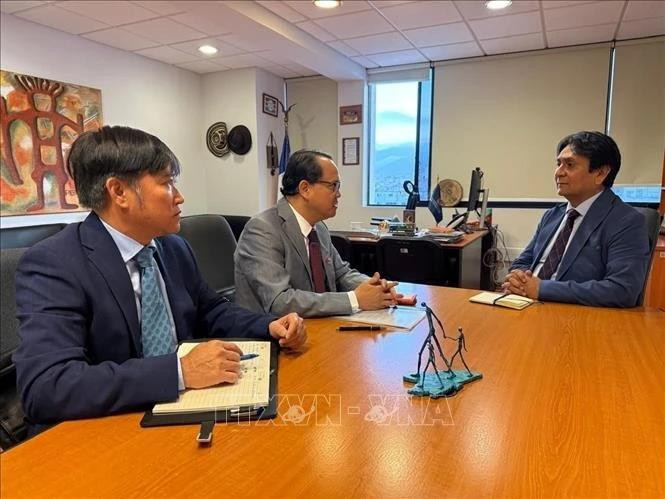 越南驻智利大使阮越强会见安托法加斯塔市市长里卡多·埃里博托·迪亚斯·科尔特斯。（图片来源：越通社）