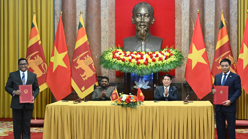 越南国家主席梁强与斯里兰卡总统阿努拉·库马拉·迪萨纳亚克出席两国合作文件签署仪式。