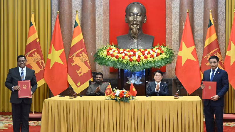 越南国家主席梁强与斯里兰卡总统阿努拉·库马拉·迪萨纳亚克出席两国合作文件签署仪式。