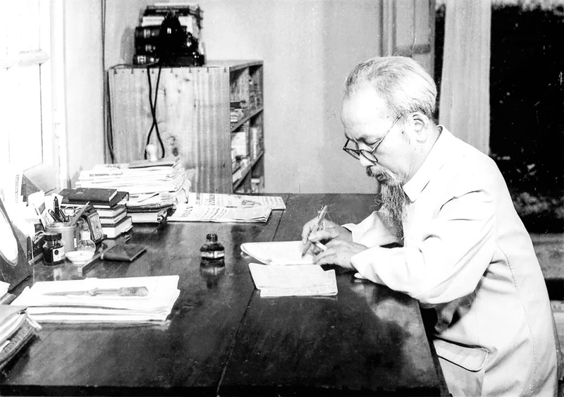 135年来，胡志明的精神始终闪耀在他老人家所选择的社会主义道路上，为越南乃至世界人民所敬仰。（图片来源：越通社）