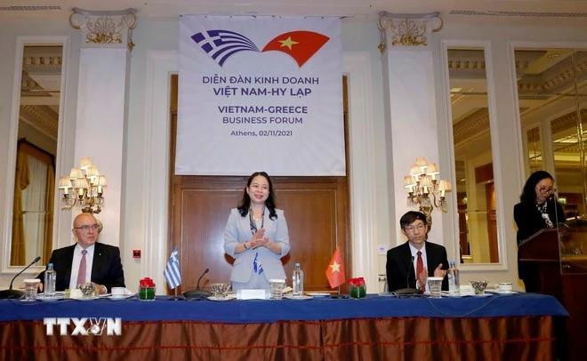 越南国家副主席武氏映春于2021年11月2日主持越南与希腊企业论坛。（图片来源：越通社）