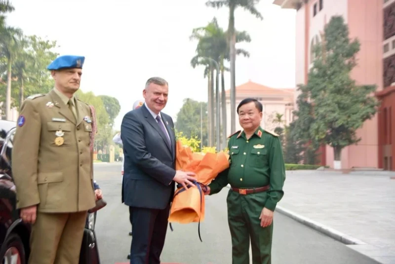 黄春战上将向波兰共和国国防部副部长帕维尔·贝伊达赠送献花。（图片来源：越通社）