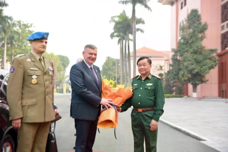 黄春战上将向波兰共和国国防部副部长帕维尔·贝伊达赠送献花。（图片来源：越通社）