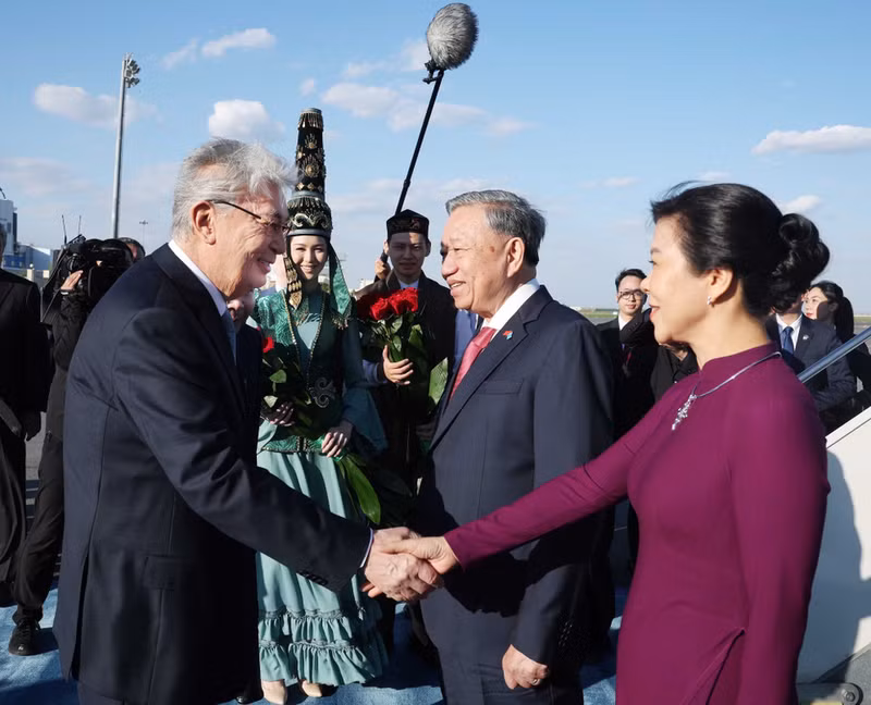 哈萨克斯坦总统卡西姆 - 若马尔特·托卡耶夫来到努尔苏丹·纳扎尔巴耶夫国际机场迎接越共中央总书记苏林与夫人。(图片来源: 越通社) 哈萨克斯坦总统卡西姆 - 若马尔特·托卡耶夫来到努尔苏丹·纳扎尔巴耶夫国际机场迎接越共中央总书记苏林与夫人。(图片来源: 越通社)