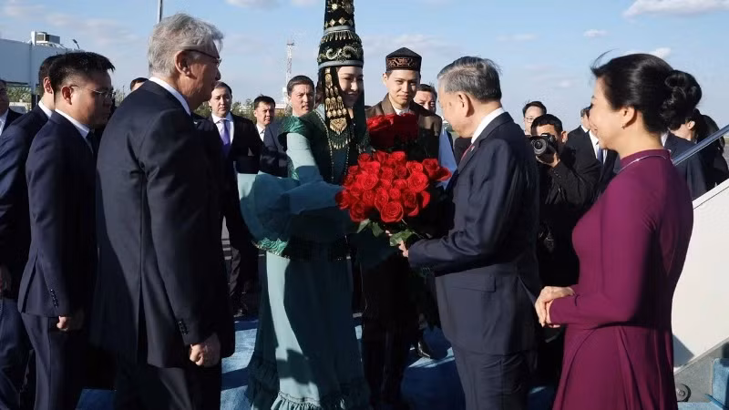 哈萨克斯坦共和国总统卡西姆 - 若马尔特·克梅列维奇·托卡耶夫到机场迎接越共中央总书记苏林一行。