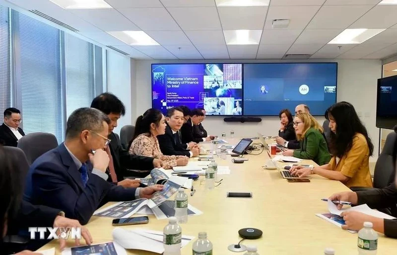越南财政部代表团与英特尔（Intel）高层举行重要会谈。（图片来源：越通社）