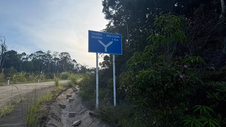 途中要经过多个陡峭弯道。