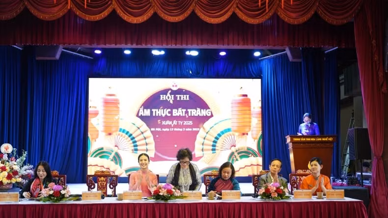 比赛在越南手工艺村精华中心进行，充满了浓厚的民族文化气息。