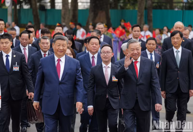 越共中央总书记苏林与中共中央总书记、中国国家主席习近平以及代表团成员步行在雄王街，前往越共中央总部。