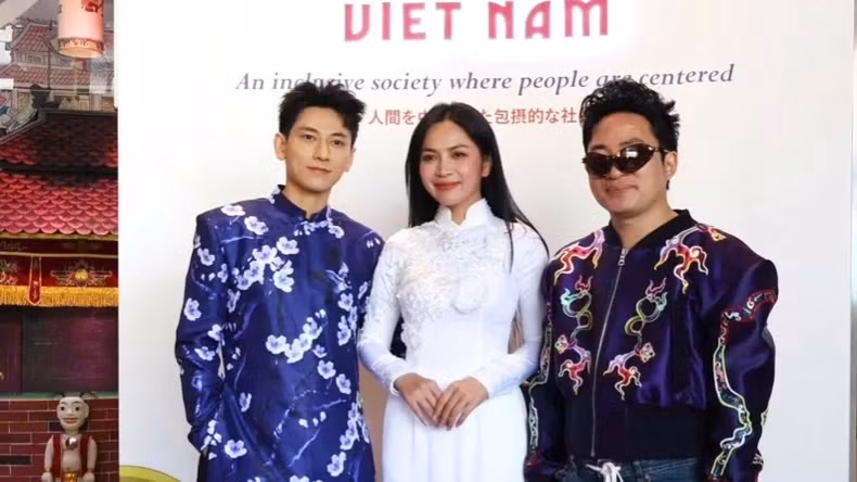 越南艺术家松阳、艾萨克和阮绢琼出席并参观了越南国家馆，积极参与文化推广活动。