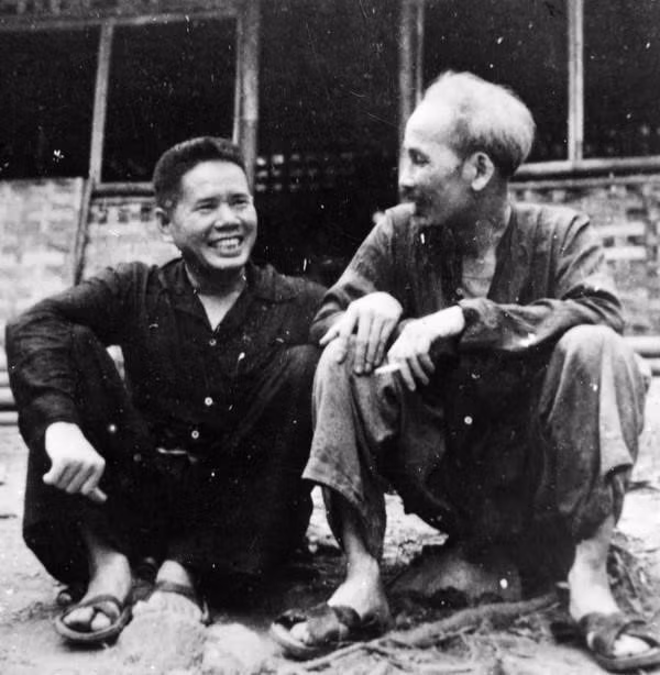 胡志明主席与山玉明先生进行亲切交谈。山玉明是柬埔寨抗击法国殖民统治的领袖之一，也是高棉人民革命党的创始人。（图片来源：越通社）