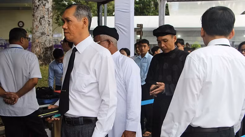 保安力量在胡志明市统一大会场门前维持秩序，准备迎接前来吊唁原国家主席陈德良同志逝世的代表团。