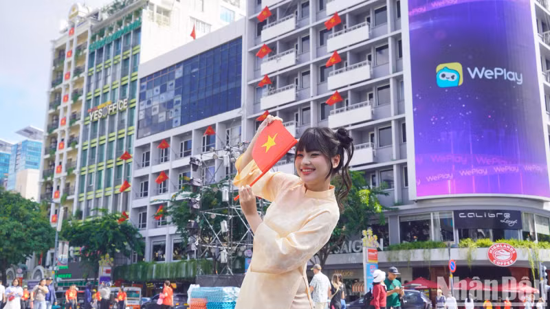 4月25日中午，许多年轻人在阮惠步行街上拍照打卡。