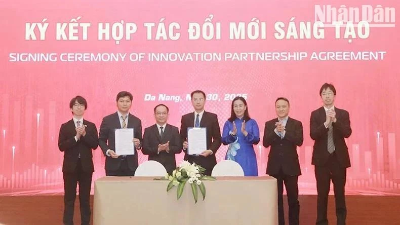 各单位之间的创新合作签约仪式。