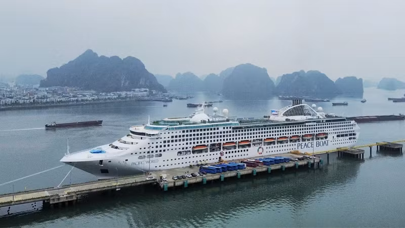 “太平洋世界号”邮轮停靠下龙国际邮轮港。