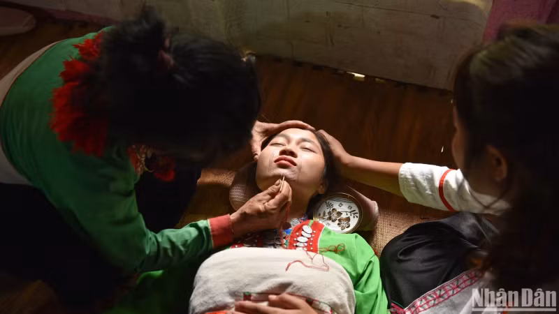 根据莽族人的观念，下巴刺青是标志成年的仪式。