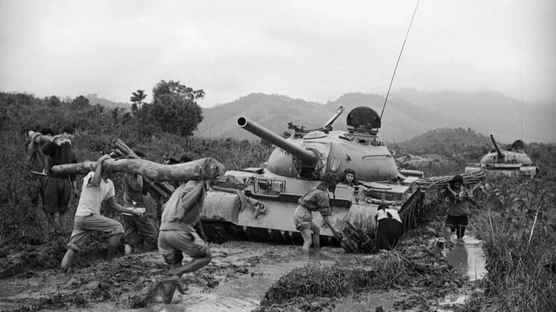 在1975年西原战役中，当地军民参与抗泥、开路，让解放军坦克出击。（图片来源：越通社）