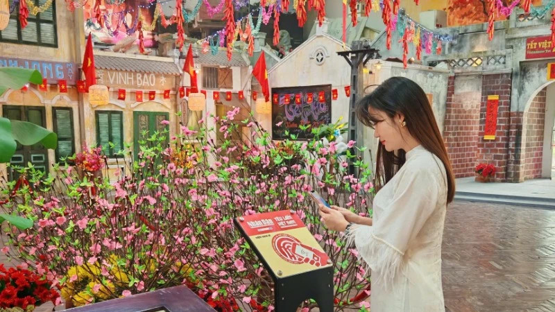 游客们体验使用在升龙皇城安装的智能信息牌。