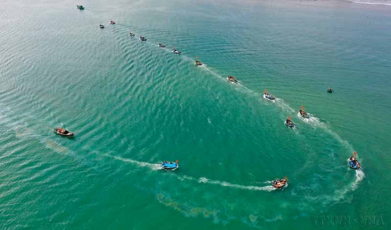 岘港渔民在传统求鱼节后扬帆出海。求鱼节是岘港市历史悠久的传统庙会，与供奉祭祀翁鱼（鲸鱼）——渔民守护神的信仰息息相关。每逢该节日，渔民们都祈求出海平安、捕鱼丰收和一帆风顺等。