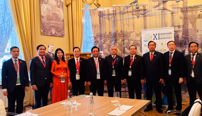 国会副主席黎明欢与老挝国会副主席宋玛·奔舍那的会晤。(图片来源:越通社) 国会副主席黎明欢与老挝国会副主席宋玛·奔舍那的会晤。(图片来源:越通社)