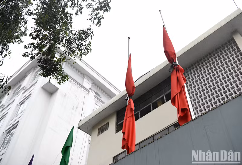 在巴亭郡朱文安街上降半旗，哀悼坎代·西潘敦同志。