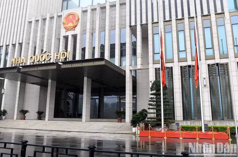 降半旗不仅表达了越南国家和人民对坎代·西潘敦同志的深切哀悼，还对他为建设和巩固越老之间的特殊关系所作出的巨大贡献表示感谢。