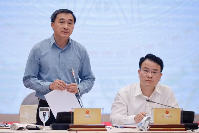 越南卫生部副部长陈文舜在5月6日举行的政府例行记者会上就全民免费医疗发表讲话。(图片来源:越通社) 越南卫生部副部长陈文舜在5月6日举行的政府例行记者会上就全民免费医疗发表讲话。(图片来源:越通社)