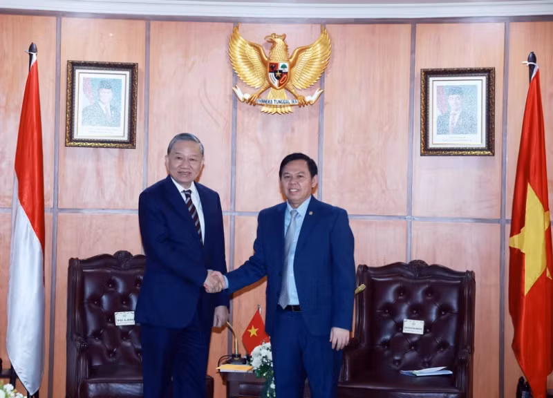 越共中央总书记苏林（左）与印度尼西亚地方代表理事会主席苏丹巴赫蒂亚·纳贾穆丁。（图源：越通社）