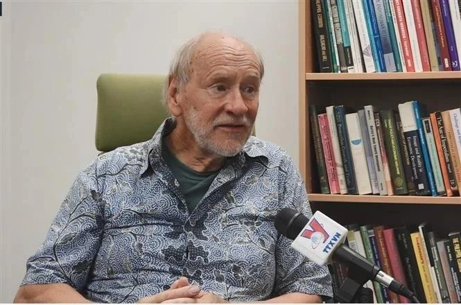 澳大利亚国立大学克劳福德公共政策学院名誉教授哈尔·希尔。（图片来源：越通社）