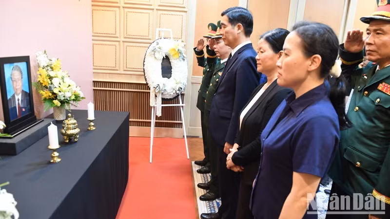 越南原国家主席陈德良吊唁仪式在越南驻泰国大使馆举行。