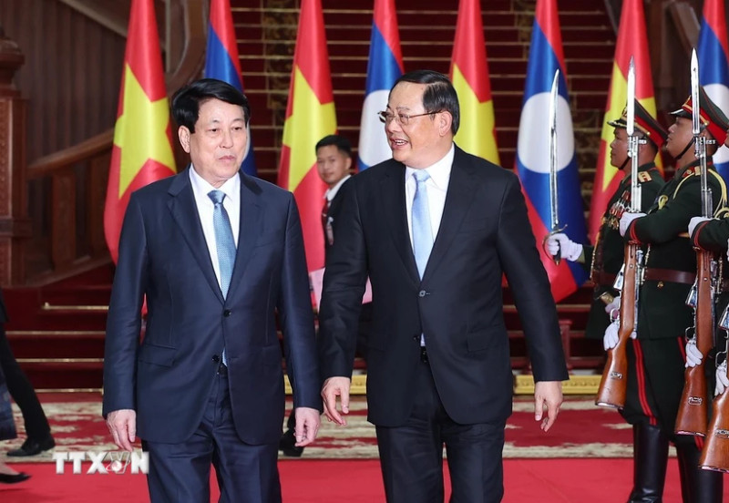越南国家主席梁强与老挝政府总理宋赛·西潘敦。