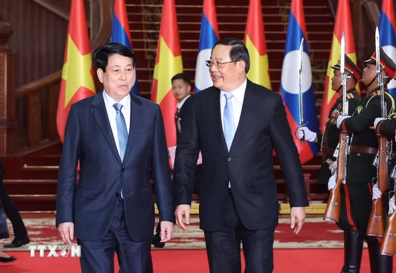 越南国家主席梁强与老挝政府总理宋赛·西潘敦。