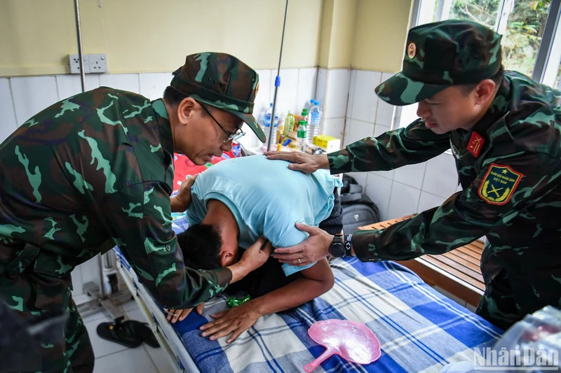 被困地震废墟124小时后奇迹获救的赫泰·貌貌哽先生咽着说：“我个人非常感谢越南军队！”