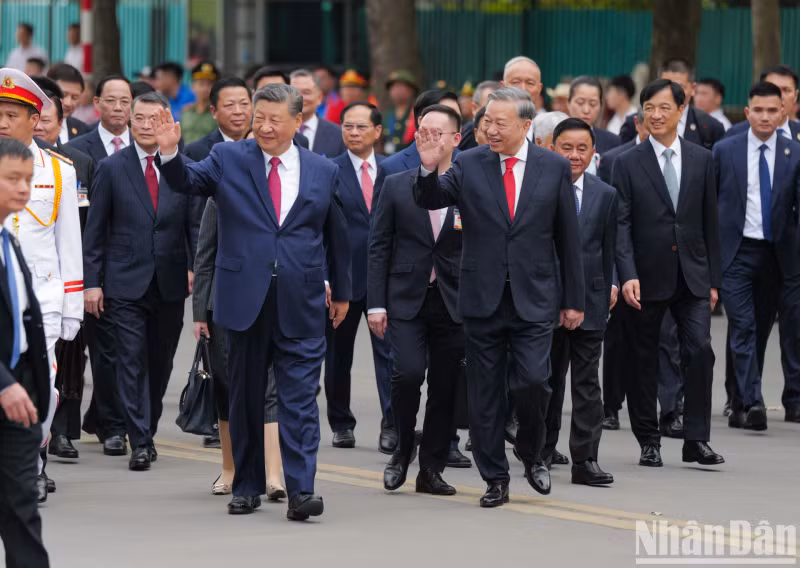 越共中央总书记苏林与中共中央总书记、中国国家主席习近平向首都居民挥手致意。