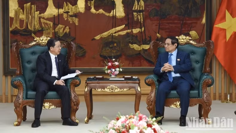 范明正总理（右）与彭刚平董事长。