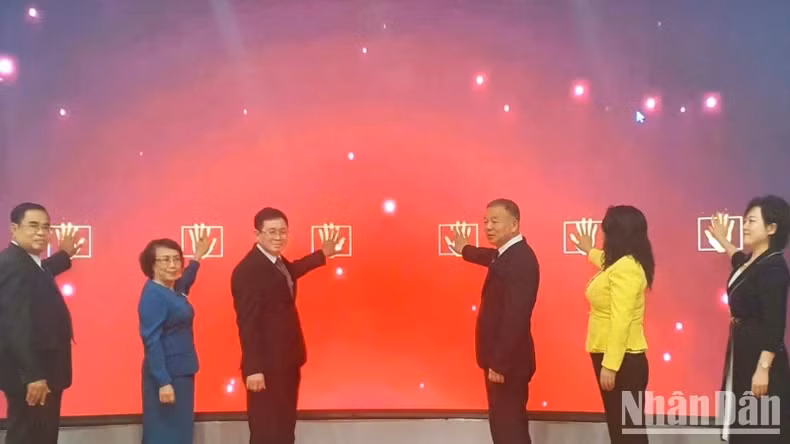 双方领导出席越南隆安省 - 中国辽宁省友好周启动仪式。