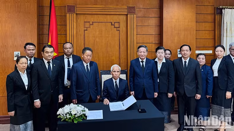 老挝人民革命党中央书记处书记、中央宣训部部长坎潘·佩亚翁在吊唁簿上留言。