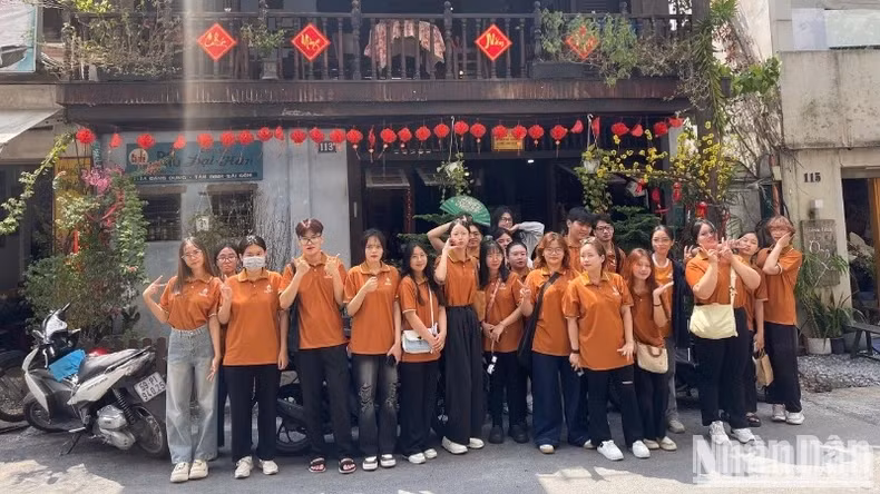 雄王大学的大学生参观西贡特工博物馆。