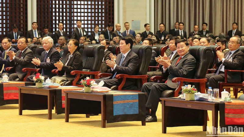 越南国家主席梁强与老挝人民革命党总书记、国家主席通伦·西苏里和各位代表出席活动。（图片来源：越通社）