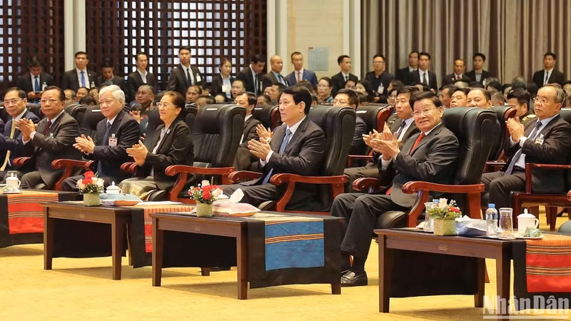 越南国家主席梁强与老挝人民革命党总书记、国家主席通伦·西苏里和各位代表出席活动。（图片来源：越通社）