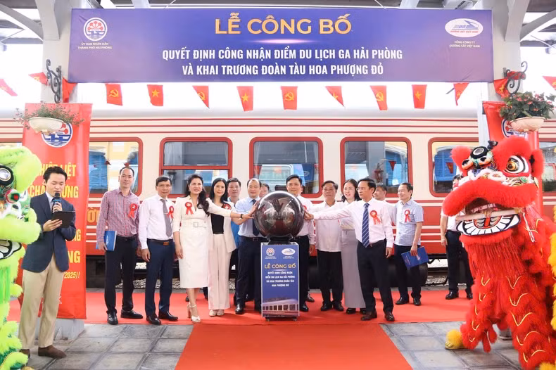 与会代表共同参加“红凤凰号”豪华游列车开通仪式。