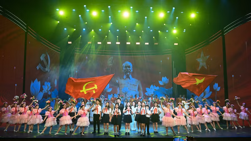 在颁奖仪式上表演的文艺节目。