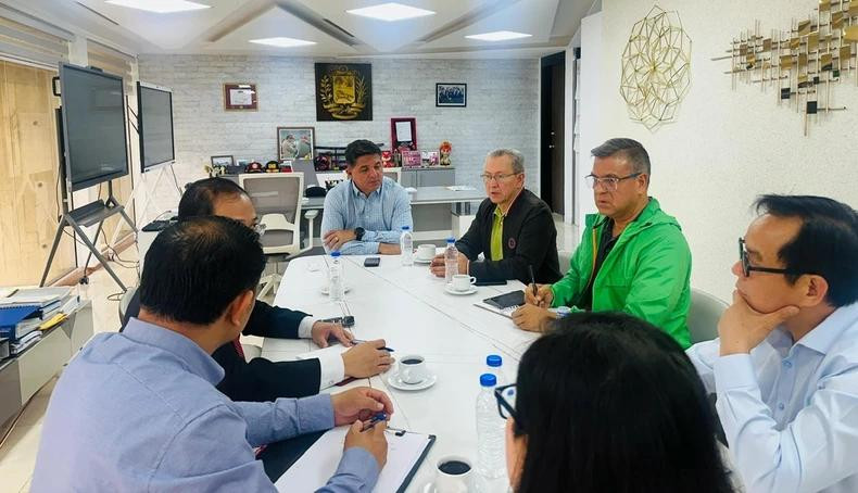 委内瑞拉副总统、委内瑞拉-越南政府间委员会越方分委主席豪尔赫·马尔克斯与越南企业代表团举行工作座谈。