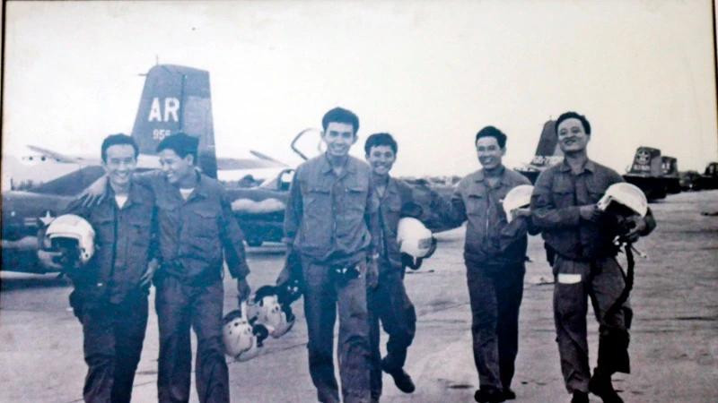 1975年4月28日下午，“决胜飞行队”在新山一机场发动攻击后返回潘郎城山机场。（资料图片）