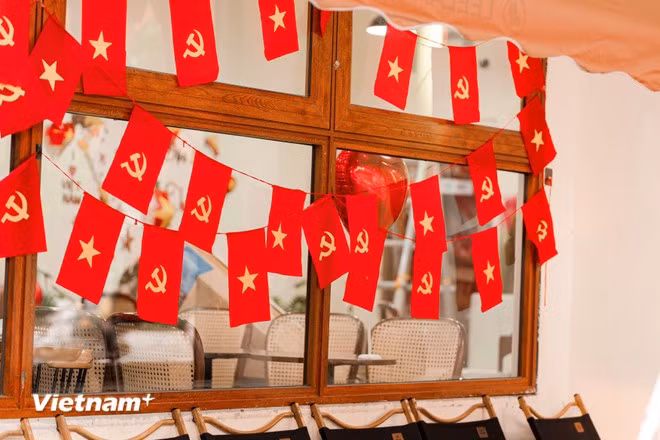 河内年轻人兴致勃勃地在'爱国咖啡馆'打卡 ảnh 4