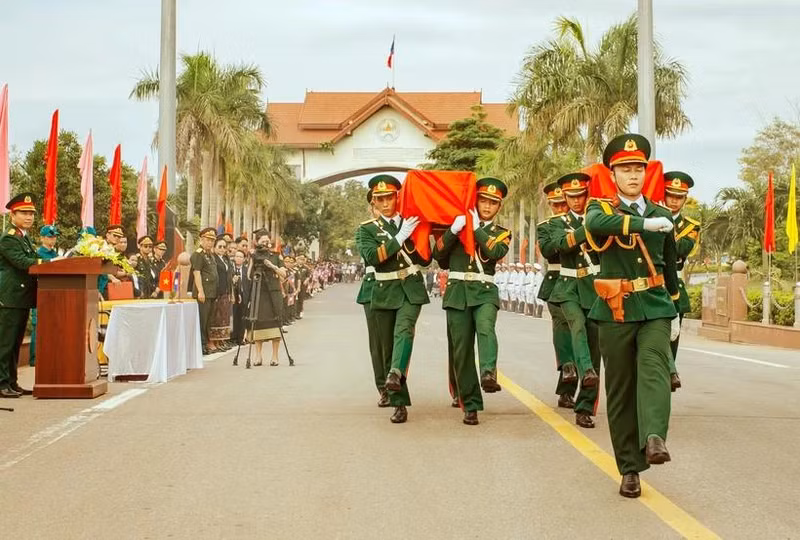 此次遗骸移交与接收仪式在庄严肃穆的气氛中进行。（图片来源：越通社）