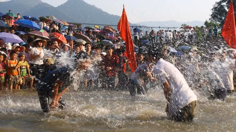 在一些节庆活动中，河流也成为民众休闲娱乐和竞技的场所。（图为：天金邦节上的泼水比赛）