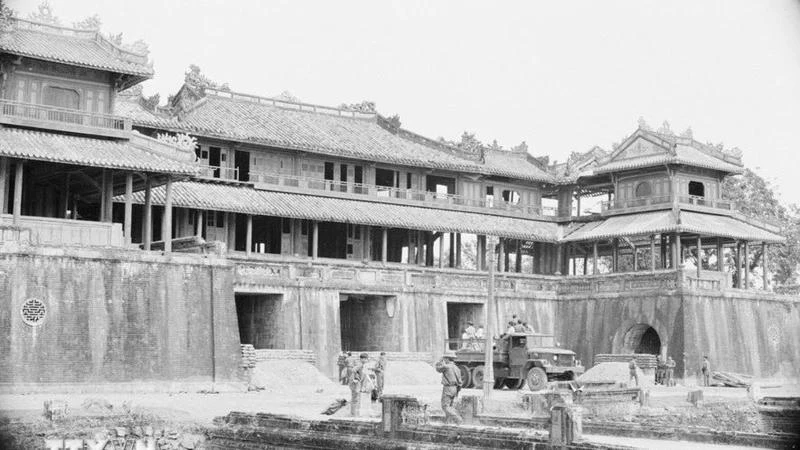 解放军进入顺化皇城前的午门。（图片来源：越通社）
