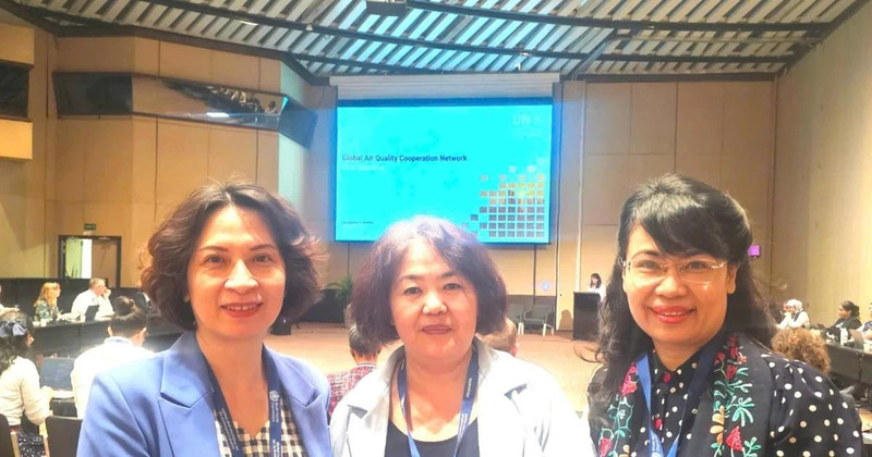 越南卫生部副部长阮氏莲香和与会代表合影。（图片来源：MOH）