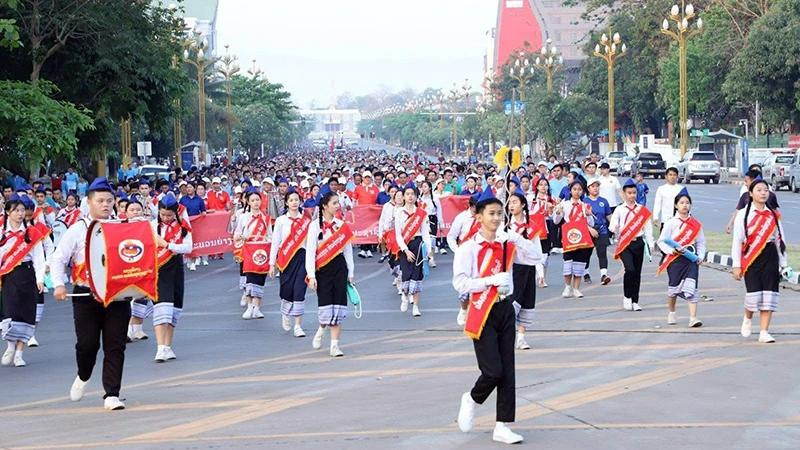 纪念老挝人民革命党成立70周年的巡游在万象举行。（图片来源：《巴特寮报》）